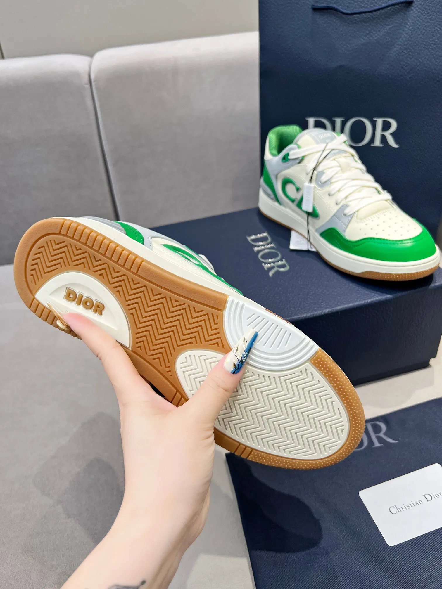 Men's Men's Shoes 💰600 Dior DiorB57 top version of low-top sneakers! ! ! Green with beige smooth first-layer cowhide, fully oiled edges, T men's shoes 💰U outsole.  The 2024 autumn men's wear series has made a wonderful debut, a new classic item launched by Dior. Crafted from smooth first-grain cow leather in vibrant green and beige, it's accented with tonal Oblique embossed labels on the sides. The distinctive laces of the same color match the color of the shoe body, and the opening and closing are decorated with various classic details on the tongue, sole and back side to enhance the style. The eyelet details, upper stitching and heel strip panels of the same color highlight the dynamic charm of its sports style. Exclusive two-color molded T men's shoes 💰U outsole is light, comfortable, non-slip and wear-resistant, the mesh lining and feet are customized with original colors, soft and breathable. Exquisite production technology highlights the grade, and can be matched with all kinds of clothing to create a refined look.